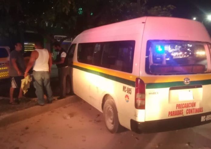 Un fuerte choque entre una camioneta particular y una combi de transporte público dejó a al menos 10 personas con lesiones de consideración, en la avenida Kabah con Niños Héroes.