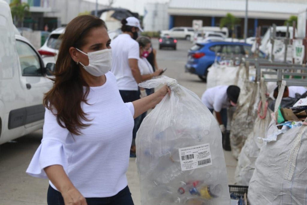 La Presidente Municipal, Mara Lezama, enfatizó que pese a la pandemia por COVID-19, la responsabilidad del gobierno que encabeza con el medio ambiente se mantuvo fuerte, siendo que durante todo el año se llevaron a cabo 15 jornadas, con 210 mil 516 kilogramos de materiales reciclables acopiados, con lo que redujo la cantidad de residuos que terminan contaminando el medio ambiente.