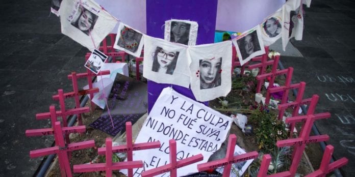 Una iniciativa de reforma al Código Penal del estado, tildado como la “Ley Ingrid”, pretende sancionar con penas de cárcel a quien tome o difunda fotos o videos de escenas de crimen, situación que criminalizaría la labor periodística en el estado.