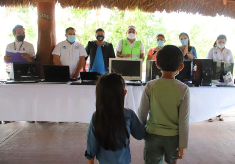 El gobierno de la alcaldesa Laura Fernández Piña entregó equipo de cómputo a niñas y niños difusores de los derechos de la infancia, pertenecientes al Sistema para el Desarrollo Integral de la Familia (DIF) municipal, con el objetivo de ofrecerles una herramienta para continuar con este programa y con sus estudios en la nueva normalidad que se vive a causa de la pandemia por Covid-19.