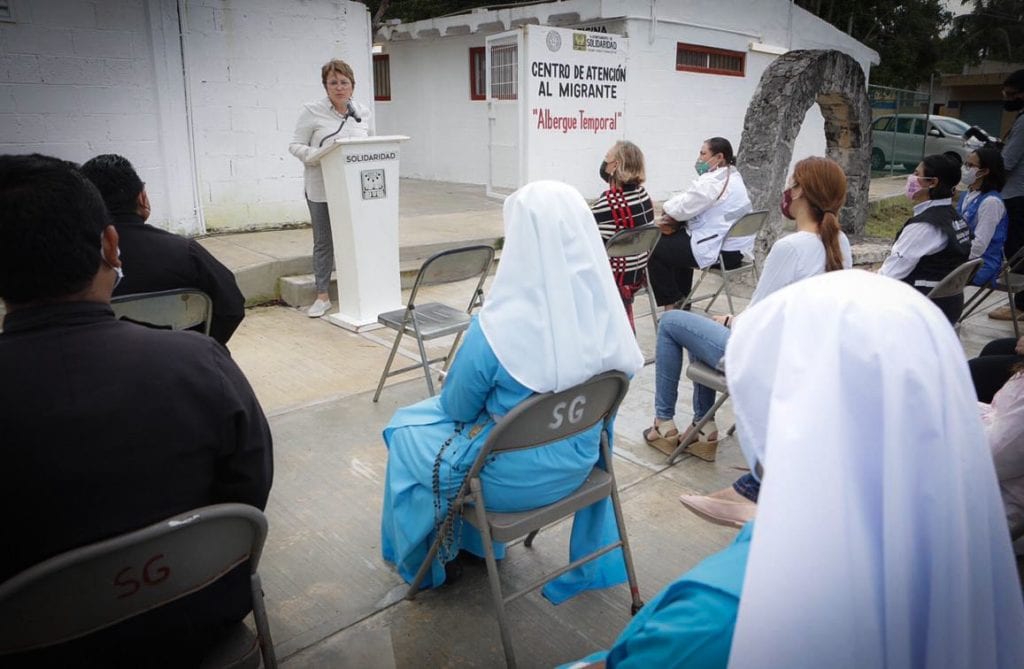 En su intervención, la Alcaldesa manifestó: “En Solidaridad privilegiamos la vida, por ello, nuestro objetivo es otorgarle lo básico a los migrantes, mientras revisamos su calidad migratoria, sus documentos y vemos cómo podemos ayudarlos. Celebramos por eso la inauguración de este centro de atención, única en nuestra región”.