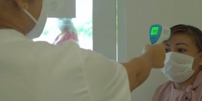 La Secretaría de Salud Estatal informó que a las 13 horas del 18 de este diciembre, se han notificado mil 989 defunciones y 15 mil 251 casos positivos de Covid-19 en Quintana Roo.