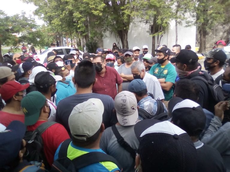 Desesperados por quedarse sin quincena o aguinaldo, trabajadores de la concesionaria del servicio de basura “Inteligencia México” quemaron un contenedor en el encierro de esta empresa, además de romper cristales en las oficinas del periódico “La Verdad”, propiedad del ex edil interino Carlos Canabal, mismo que esta concesionaria.