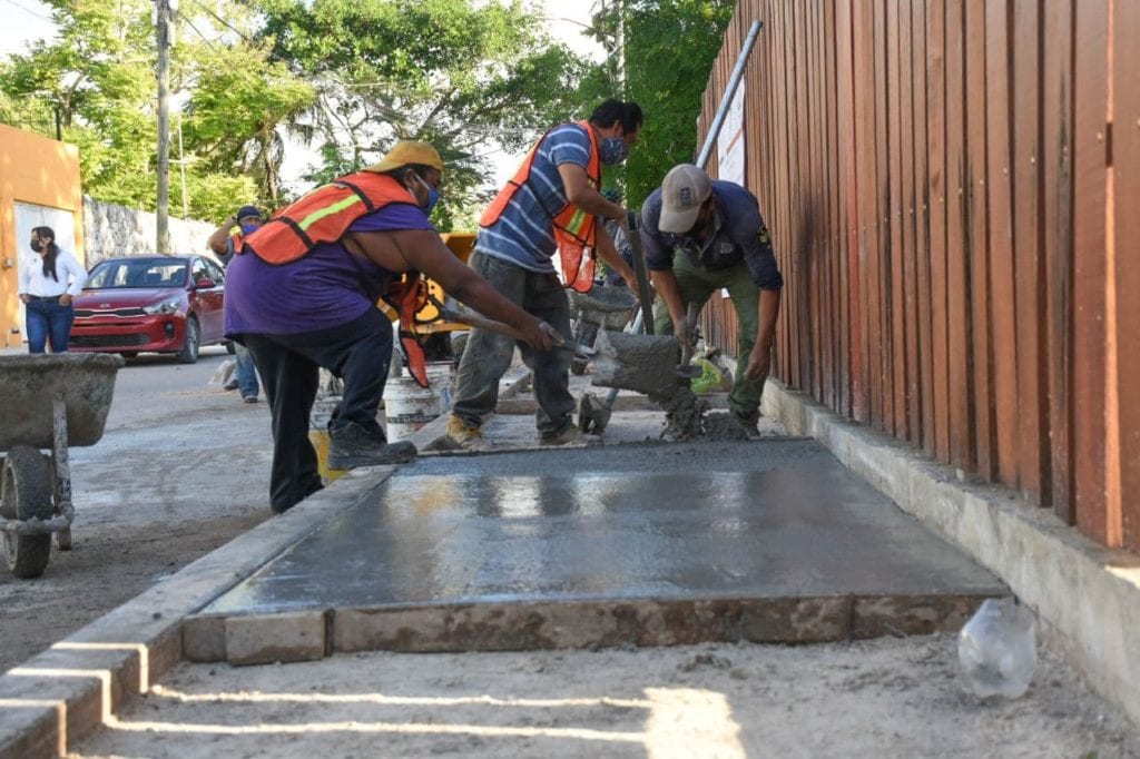 Laura Fernández abundó que estos trabajos, a cargo de la Secretaría de Obras y Servicios Públicos, se extenderán a la avenida Niños Héroes, en la Supermanzana 01 del Casco Antiguo, y a la conocida calle 56 a espaldas del palacio municipal y a las vialidades Ciricote y Maculix.
