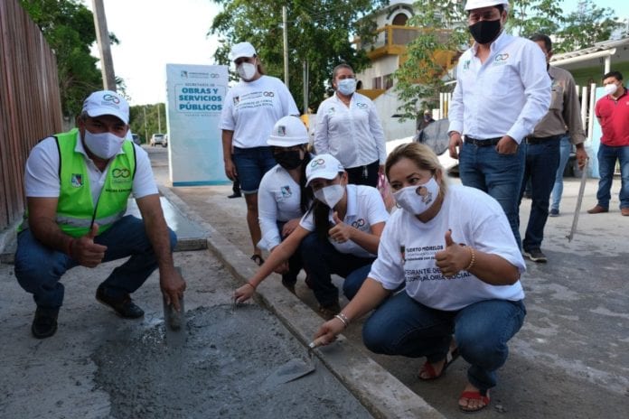 La alcaldesa Laura Fernández Piña puso en marcha hoy los trabajos de construcción de alrededor de 8 mil metros cuadrados de banquetas y 1,300 metros lineales de guarniciones en la colonia Pescadores, el Casco Antiguo y la Zetina Gasca, en beneficio de más de 29 mil personas.