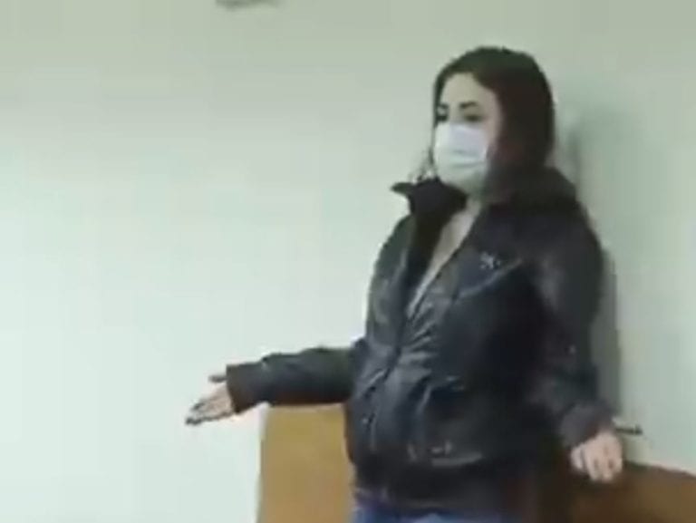 Influencer asesina a su madre, tomó una ducha y luego salió con su pareja