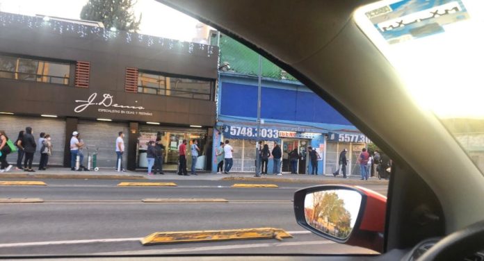 Enormes filas se ven en calles de la Cdmx de personas que buscan adquirir tanques de oxígeno; mira las imágenes