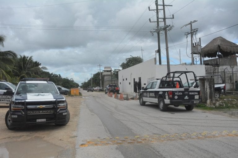Un custodio del Centro de Retención Municipal de esta ciudad fue herido de bala esta madrugada por un sujeto desconocido, aunque el agente alcanzó a reaccionar y devolver unos disparos. Poco tiempo después, llega al hospital un vendedor de marquesitas herido, aunque éste asegura que fue lesionado en otro hecho.