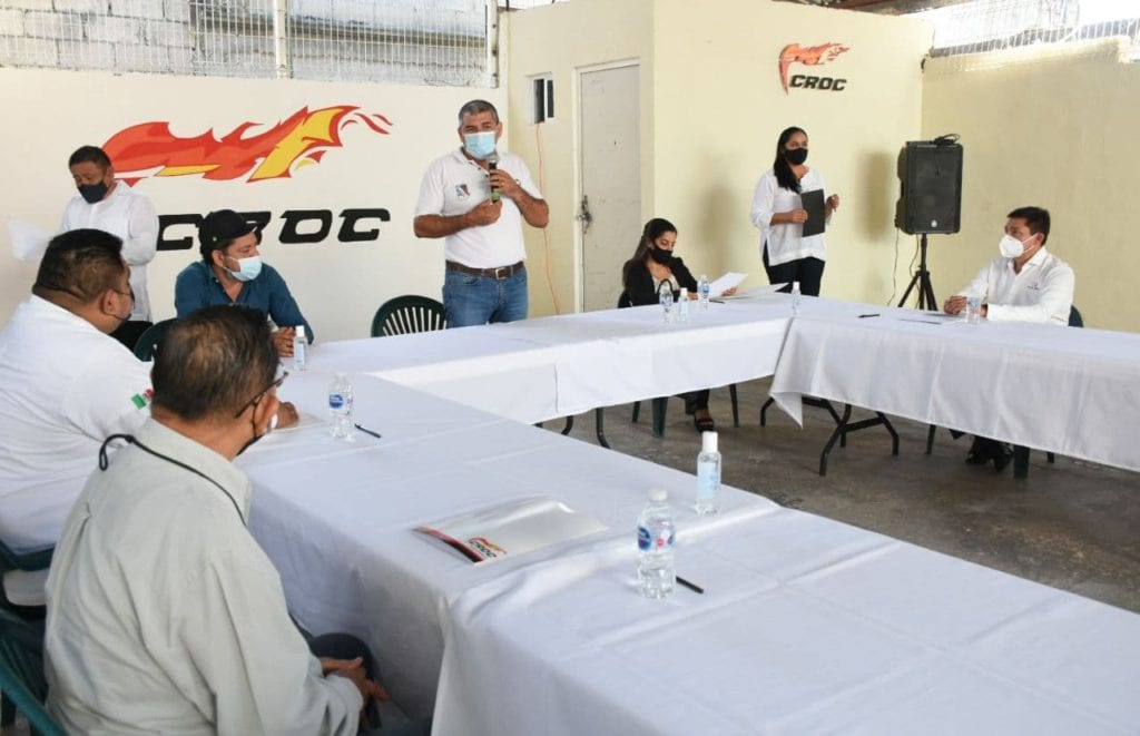 Ignacio Sánchez Cordero, secretario municipal de Desarrollo Social, quien atestiguó, la firma de los convenios, que permitirán brindar servicios con descuentos, programas de atención y otros beneficios a los afiliados a la CROC, coincidió en que es muy satisfactorio constatar que agrupaciones obreras se mantienen pendientes de las necesidades de sus agremiados y buscan constantemente la manera de beneficiarlos.