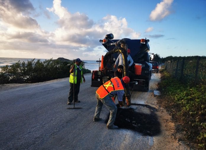 En el marco del plan de mejora y mantenimiento de la imagen urbana, el gobierno del presidente municipal de Tulum, Víctor Mas Tah, lleva a cabo un programa de bacheo para aplicar mil metros cuadrados de asfalto de buena calidad y dar mantenimiento a 600 lámparas de alumbrado público en las delegaciones de Akumal y Chemuyil, así como en la zona urbana y costera de Tulum, para mejorar la movilidad y elevar la calidad de vida los habitantes con calles dignas y seguras.