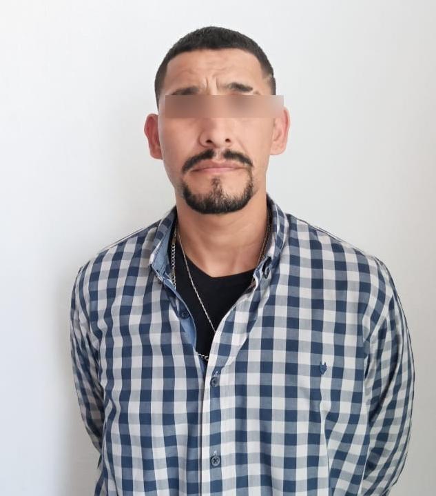 Un hombre que tomaba fotos afuera de un banco, con el rostro cubierto con un pasamontañas, fue detenido esta tarde por agentes policiacos, que descubrieron que además iba armado.