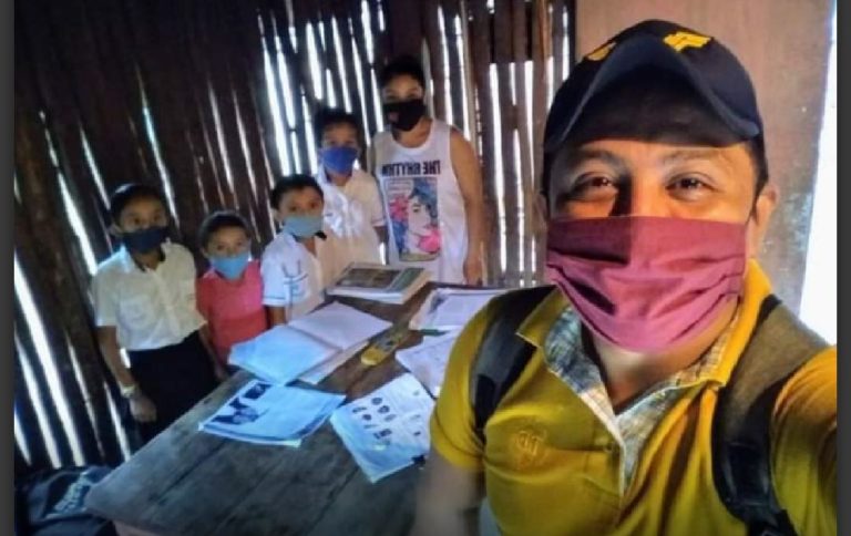 Maestro de educación indígena de Yucatán gana premio por su labor ante pandemia