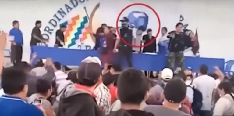 Video: Le dan ‘sillazo’ a Evo Morales durante acto de su partido en Bolivia