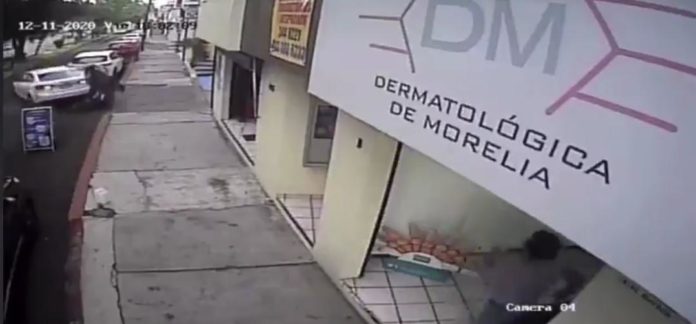 Un automovilista arrolla a quienes lo intentaron asaltar; todo quedó captado por una cámara de seguridad. Mira lo sucedido