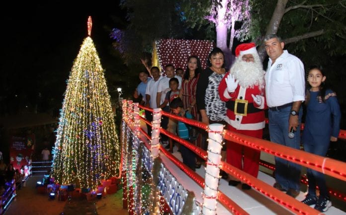El secretario municipal de Desarrollo Social, Nacho Sánchez Cordero, dijo hoy que, a fin de contribuir a fortalecer la unión familiar y mantener las tradiciones en un año tan difícil como lo ha sido el 2020 debido a la aparición de la pandemia de covid-19, la dependencia a su cargo convocó a inscribirse y participar en el Primer Concurso de Fotografía “Mi Navidad en Casa 2020”.