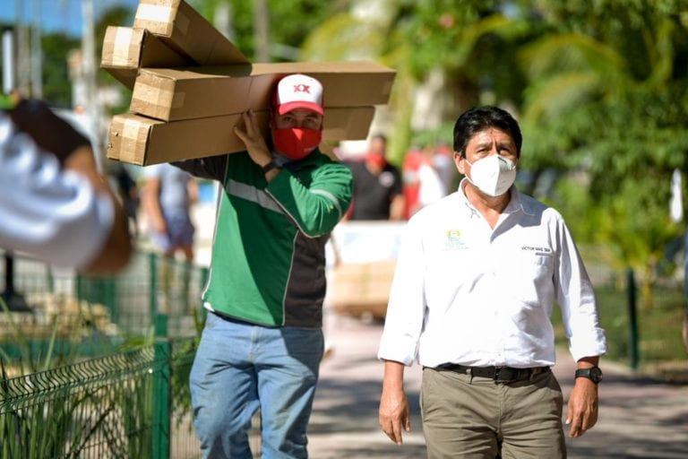 Con una campaña de concientización sobre la urgencia de mantener las medidas de higiene y así prevenir rebrotes de Covid-19, dio inicio la Caravana de Servicios que emprende el presidente municipal de Tulum, Víctor Mas Tah, quien este martes visitó la delegación de Akumal junto con las diversas direcciones que acercan la atención a la población con la finalidad de que no se trasladen a Tulum en caso de requerir un servicio o hacer un trámite.
