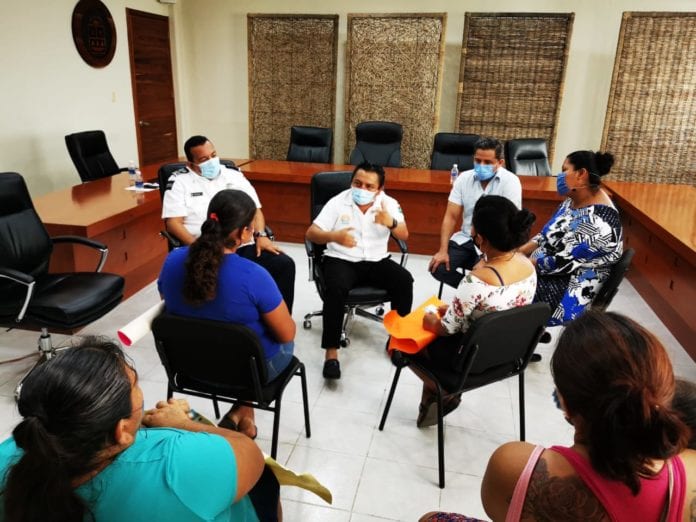 A través de un gobierno que escucha y atiende a sus habitantes, vecinos de un sector de la colonia 2 de octubre, fueron atendidos por el secretario general del Ayuntamiento, Enrique Rodríguez Luna, en representación de edil, Víctor Mas Tah, donde por medio del diálogo acordaron reforzar la seguridad en la zona y conformaron un comité vecinal para mantener la comunicación a fin de mejorar los servicios.