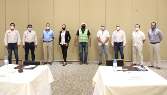 El gobierno de la presidenta municipal Laura Fernández Piña trabaja de la mano con el sector hotelero del destino, para dar mantenimiento a las vialidades de acceso a la zona de playas, que se vieron afectadas por las intensas lluvias de los últimos meses.