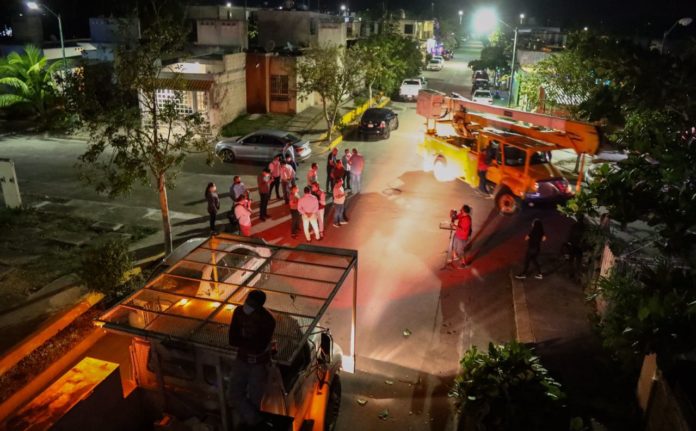 Brindan mantenimiento a las luminarias de Playa del Carmen