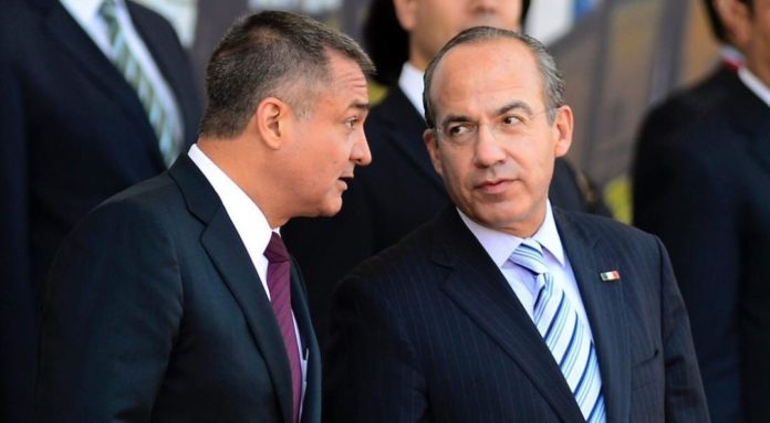 Felipe Calderón está en la mira de la FGR, asegura en una columna Carlos Loret de Mola