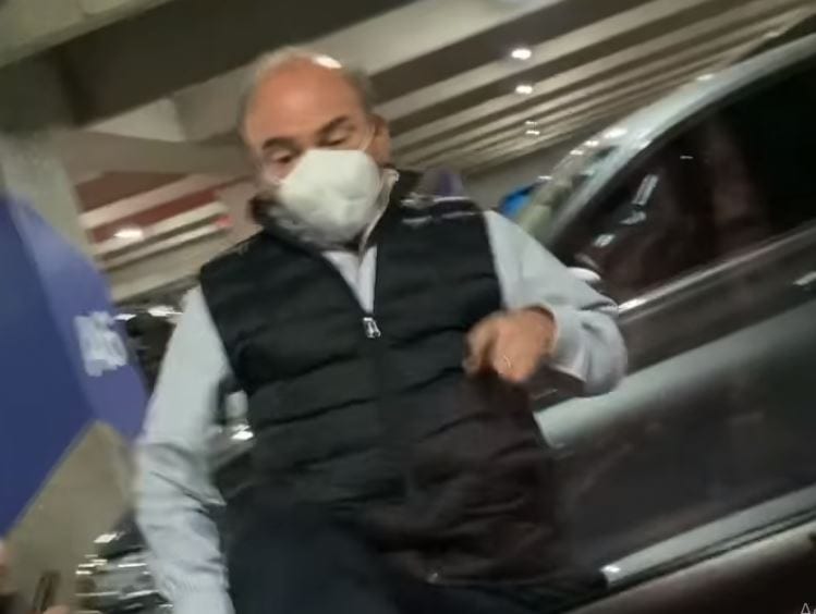 Hombre agrede a mujer embarazada en estacionamiento y lo llaman ‘Lord Pateador’