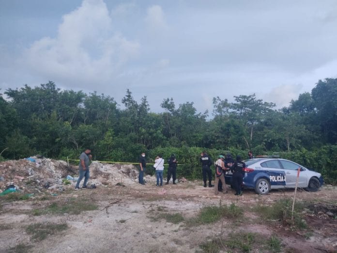 El cuerpo sin vida de un hombre, con un impacto de bala en la cabeza, fue hallado esta tarde en la avenida Rancho Viejo, en la zona continental de Isla Mujeres.