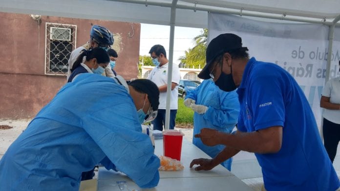 El gobernador Carlos Joaquín informó que este fin de semana comenzó, en Chetumal, la aplicación de pruebas rápidas de covid-19, con el objetivo de tener detecciones oportunas de casos positivos para darles un seguimiento epidemiológico más estrecho y tomar las medidas de seguridad correspondientes.