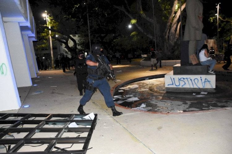 La Fiscalía General del Estado ejerció acción penal contra nueve mandos y dos elementos policiacos, por lesiones, abuso de autoridad y robo, ocurridos durante la represión de una manifestación ciudadana, el pasado 9 de noviembre en el Palacio Municipal. 