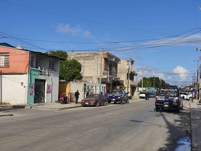 Tres personas fueron asesinadas y una más permanece grave en el hospital, luego que hombres armados irrumpieran a disparos en un centro de alcohólicos anónimos, en la Supermanzana 67 de esta ciudad.