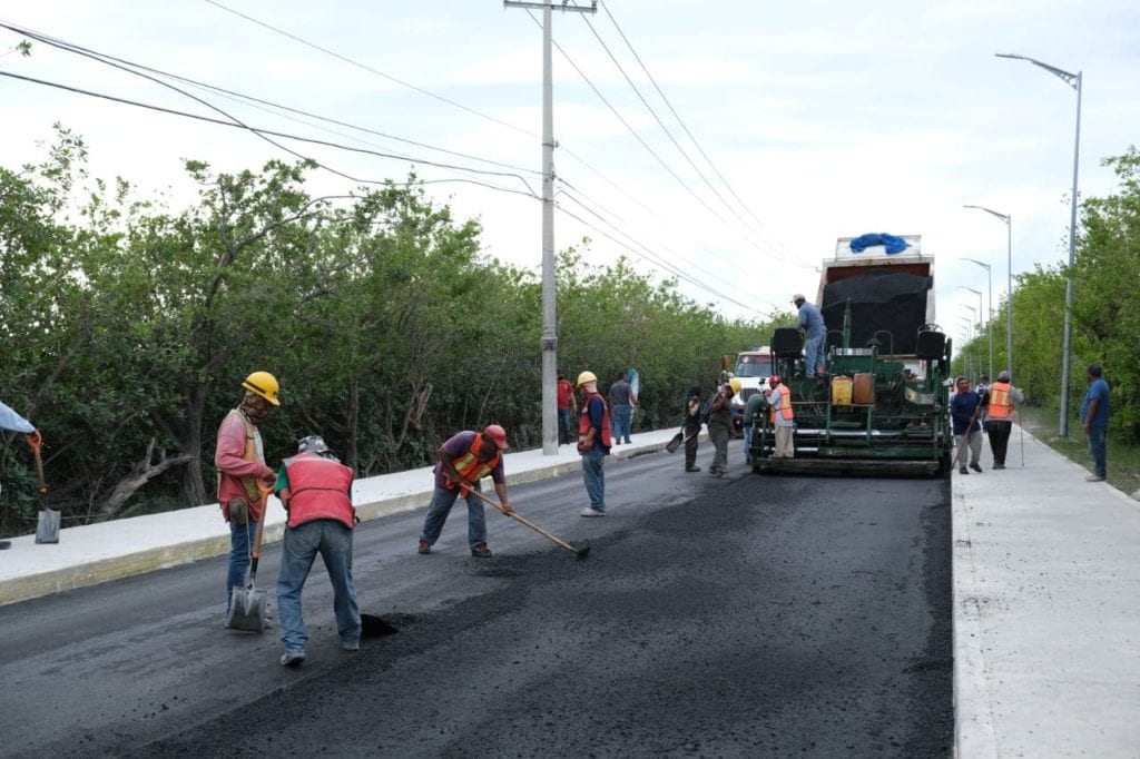 La Presidenta Municipal dijo que un ejército de trabajadores sale todos los días a las calles para realizar labores como es el barrido de calles y de espacios públicos, poda de árboles, retiro de material vegetal, bacheo en diversos puntos de la geografía municipal, limpieza de parques, mejoramiento del alumbrado público y la repavimentación de las zonas más dañadas de la puerta de entrada al Casco Antiguo.