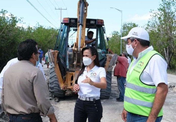 La alcaldesa Laura Fernández Piña destacó la intensa labor que se ha realizado en fechas recientes para dar a Puerto Morelos una renovada imagen urbana, como parte de las respuestas a la ciudadanía por medio de múltiples acciones que van desde la limpieza de parques, hasta la repavimentación, como fue el caso de la zonas afectadas por las lluvias en la avenida José María Morelos, principal acceso a la zona turística.