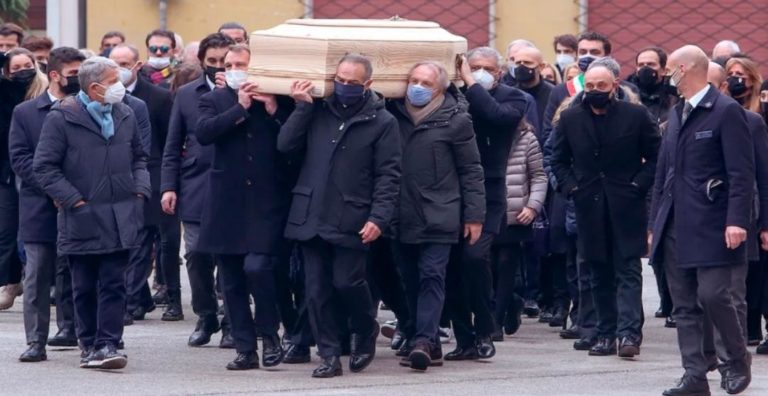 Mientras se llevaban a cabo los funerales de Paolo Rossi, unos ladrones entraron a robar a la casa del ex jugador. Entérate a detalle