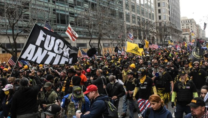 Seguidores de Donald Trump se enfrentaron a opositores, lo que acabó en cuatro personas apuñaladas; se niegan a aceptar la derrota en las elecciones