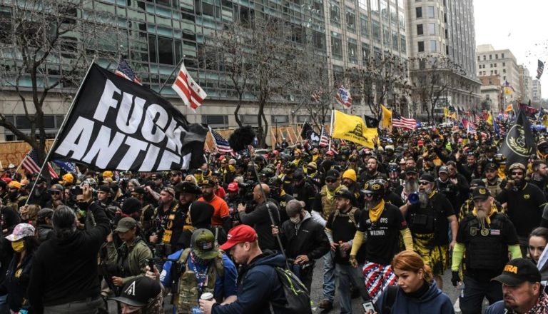 Seguidores de Donald Trump se enfrentaron a opositores, lo que acabó en cuatro personas apuñaladas; se niegan a aceptar la derrota en las elecciones