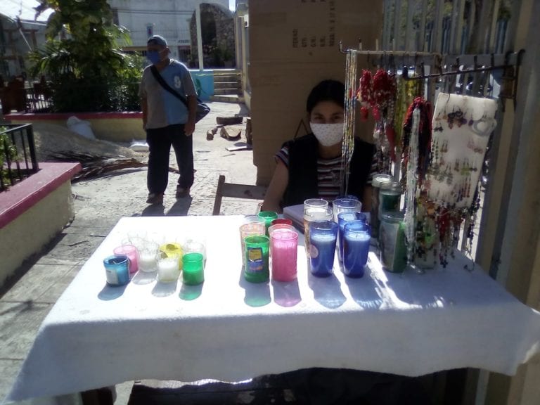 Para los pocos comerciantes que se instalaron en inmediaciones de la Parroquia de Nuestra Señora de Guadalupe de la Supermanzana 63, fue una “tristeza lo que ocurrió” este año al vender apenas el 5% de lo que normalmente comercializan en los festejos a la Morenita del Tepeyac. 