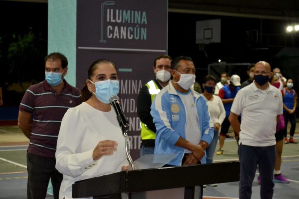 En esta ocasión, como quinto punto del año, fue iluminada la Supermanzana 96 con un total de 485 nuevas luminarias modernas tipo led, que se suman a las más de 5 mil lámparas que se están instalando en la ciudad, antes que termine el mes de diciembre.