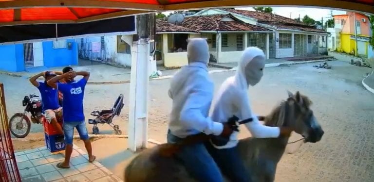 Video: Ladrones asaltan negocio a caballo y con armas largas