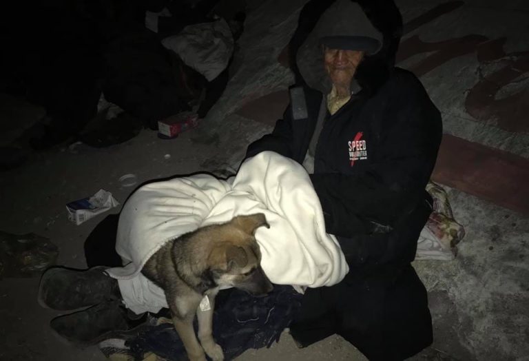 Prenden fuego a abuelo en situación de calle y también a sus perritos