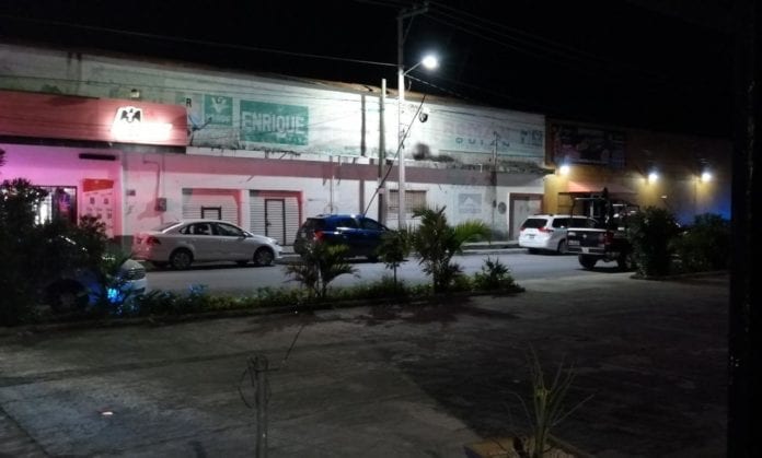Agentes de la Fiscalía General del Estado catean esta noche el bar “La Marimba”, ubicado en la calle 2 bis, entre las avenidas 35 y 40, en la colonia Centro, al parecer en relación al feminicidio de ayer jueves.