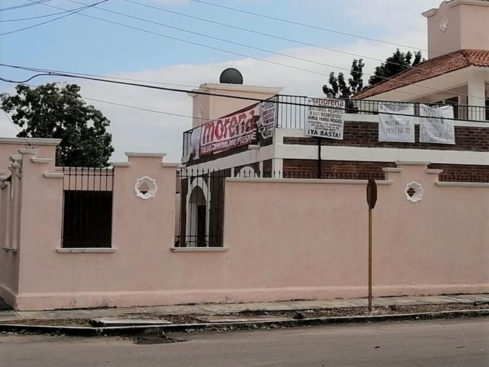 Los militantes de Morena que actualmente tienen tomada la sede de este partido en esta ciudad, en protesta por la designación de Jorge Parra Moguel, amenazaron con “radicalizar” más su movimiento, además de alistar un viaje a la Ciudad de México para cerrar importantes arterias.