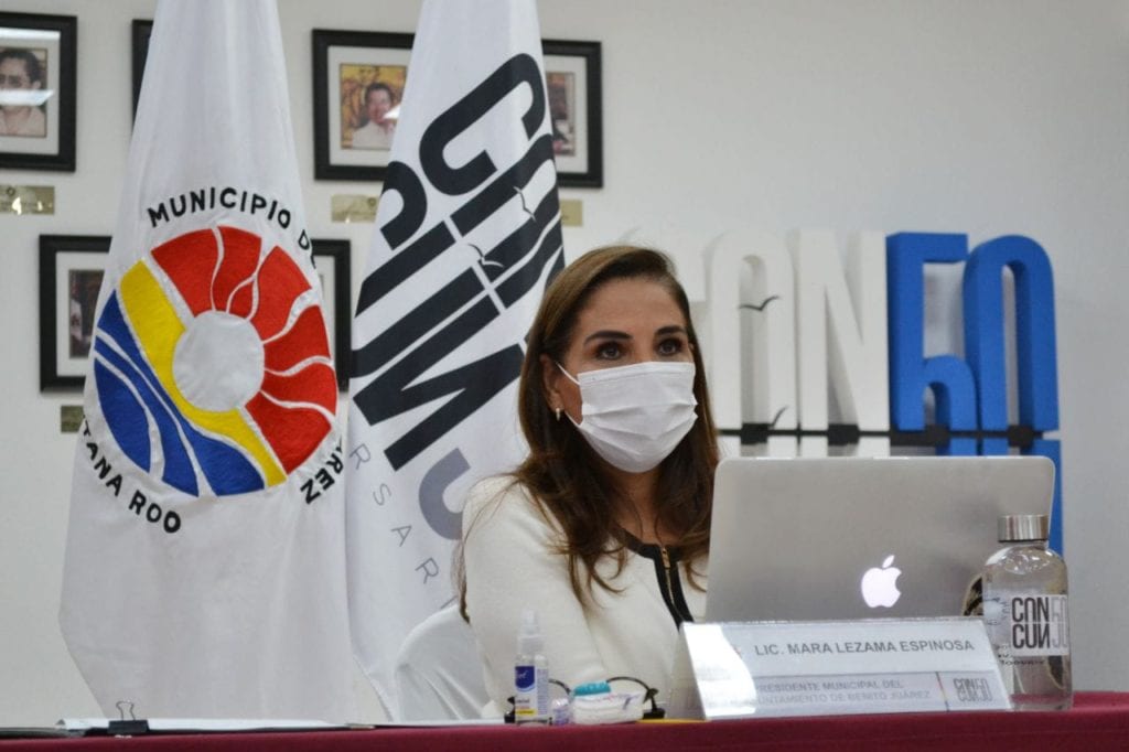 La Presidente Municipal, Mara Lezama, encabezó el evento en una modalidad mixta, virtual y presencial, desde el Salón Presidentes del Palacio Municipal, en el cual reiteró la importancia de mantener el combate a la corrupción, seguir en pro de la transparencia así como la agilización y eficiencia de las gestiones que realizan los contribuyentes y ciudadanos en las oficinas municipales todos los días.