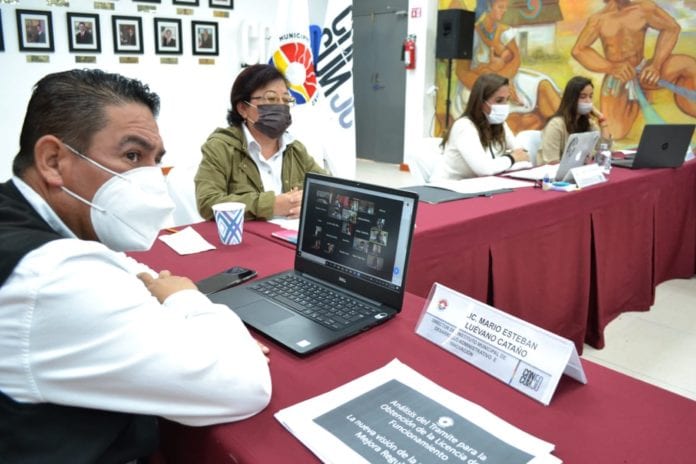 Funcionarios municipales del Ayuntamiento de Benito Juárez llevaron a cabo la Segunda Sesión de Seguimiento de Gobierno Abierto para la Simplificación Administrativa, a fin de informar a los representantes de la sociedad civil y la iniciativa privada los avances alcanzados en el año en los trámites que tienen que ver con la expedición o renovación de la licencia de funcionamiento.