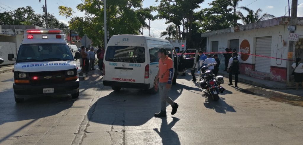 La colisión ocurrió en el cruce de la avenida 30 con la calle 110. El transporte colectivo, con número económico 269, venía por la arteria menor rumbo al poniente y no respetó el derecho de paso de la patrulla, que iba al sur en la avenida. Es más, por la fuerza el impacto, parece que trató de ganarle el paso, sin éxito.