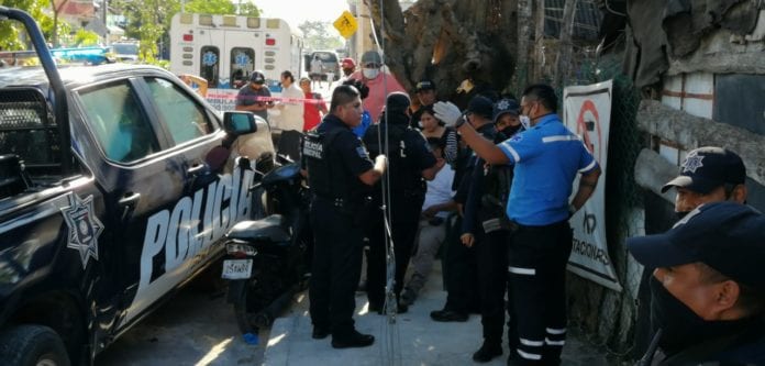 Una combi que no respetó su alto obligatorio chocó a gran velocidad a una patrulla de la Policía Municipal, la que fue proyectada contra un montículo de arena, de paso impactando a un motociclista.