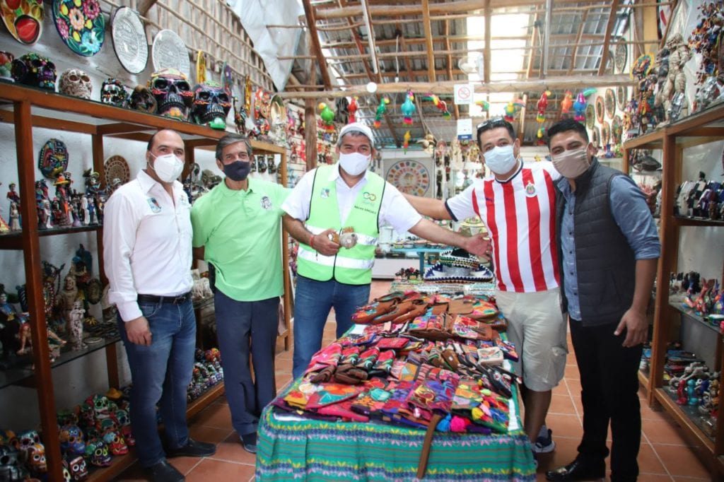 Asimismo, durante una reunión con los vendedores de artesanías del mercado Hunab Ku, de la avenida Rojo Gómez, se comprometió a gestionar la agilización de permisos que tramitan para el mejoramiento del inmueble donde trabajan.
