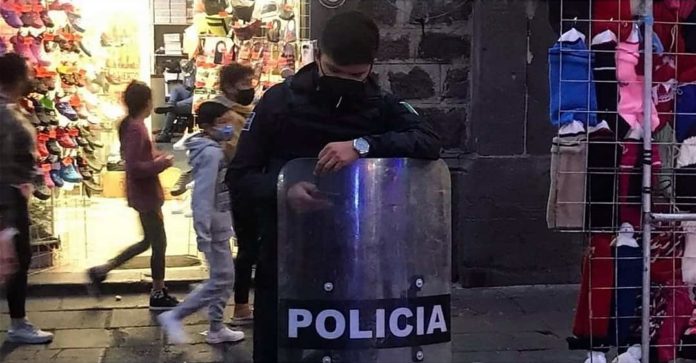 Joven fue manoseada en pleno centro histórico de Puebla; Policías en lugar de ayudarla dejaron ir al agresor