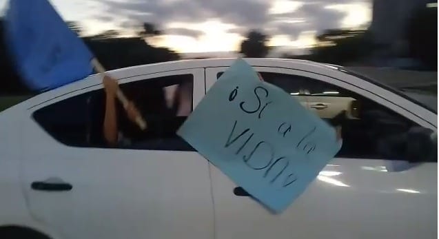 Un grupo de ciudadanos realizó esta tarde una caravana vehicular por varias avenidas de la ciudad, para manifestar su oposición a la despenalización del aborto, tema que fue abordado hoy por el Congreso del Estado, posponiendo su votación hasta abril del año próximo.