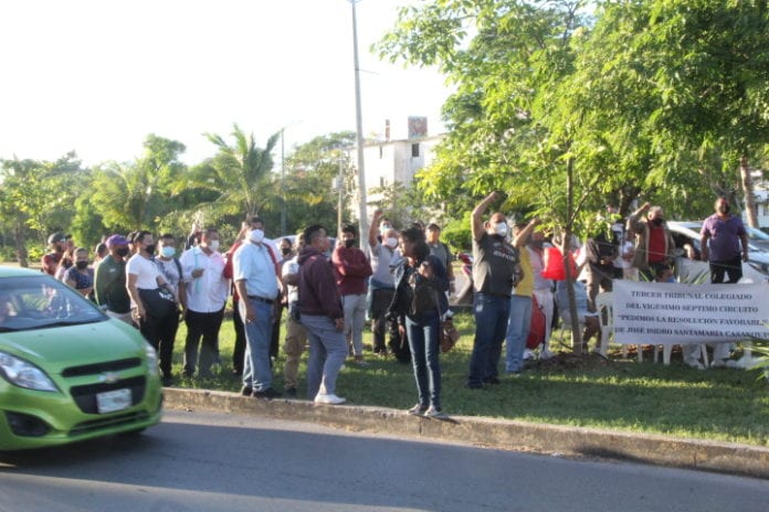 Un grupo de integrantes de la Confederación de Trabajadores de México (CTM) protestó esta tarde frente a las oficinas del Poder Judicial de la Federación en esta ciudad, ubicadas en la avenida Andrés Quintana Roo, para exigir la liberación de su todavía secretario general en el estado, Isidro Santamaría Casanova, detenido hace año y medio, acusado de trata de personas.