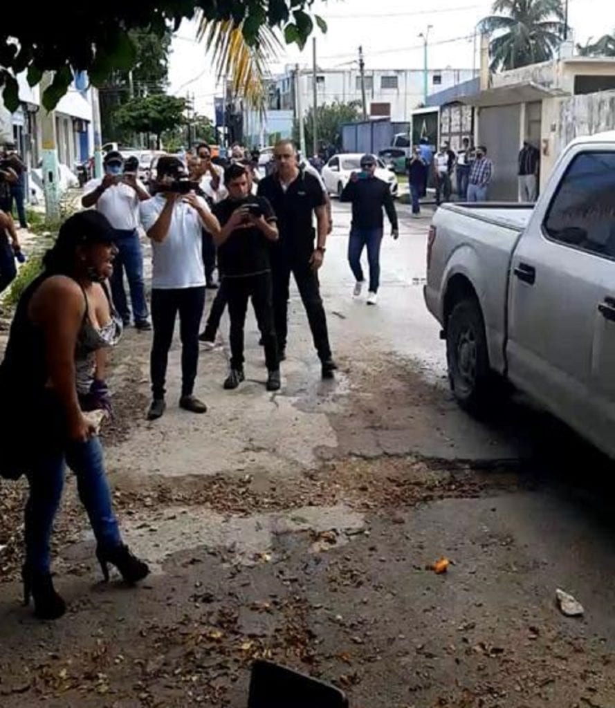 La destrucción del vehículo oficial, por la que fue detenida, ocurrió el pasado 13 de noviembre, cuando Carlos Mimenza Novelo, hoy detenido acusado de extorsión, quiso aprovecharse de la indignación popular por los feminicidios, para encabezar una manifestación con "acarreados" desde Cancún y Playa del Carmen.