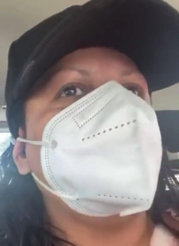 Hace unos momentos fue detenida Lorena del Carmen Moreno Amador, 'Mimencista' a quien se le acusa de daños dolosos a una vehículo oficial.